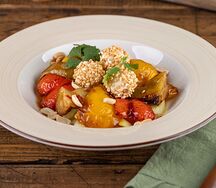 Салат с овощами фри и мягким сыром