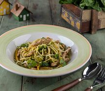 Лингвини с курицей, брокколи и песто