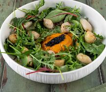 Салат с гребешком, кальмарами и соусом ромеско