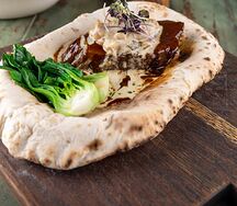 Говядина с белыми грибами и трюфелем на хлебе из печи