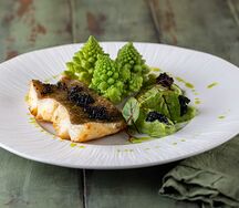 Палтус с Романеско и кремом из брокколи