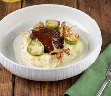 Говяжьи щечки с пюре и брюссельской капустой