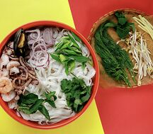 Фо Том с креветками, кальмарами и мидиями