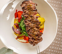Салат из печеных овощей с сувлаками из говядины