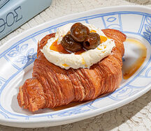 Круассан с маслом и вареньем из оливок