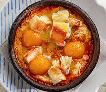 Шакшука с крабом и креветками