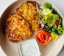 Драники с рыбой и миксом салата
