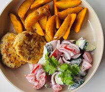 Котлеты из цыпленка с картофелем и салатом по-деревенски