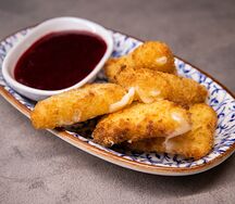 Жареный Сулугуни с брусничным соусом