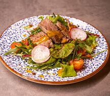 Салат с говядиной су-вид и свежими овощами