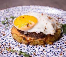 Бифштекс с глазуньей на картофельном дранике