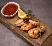 Жареные креветки с чесноком и зеленью