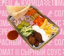 Шаверма на тарелке с фалафелем