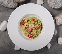 Паста с креветками в соусе песто