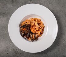 Паста с морепродуктами в томатном соусе