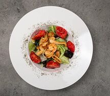 Тёплый салат с морепродуктами