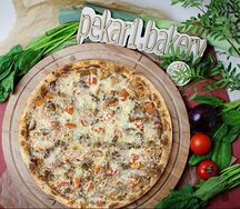 Пицца с курицей и помидорами