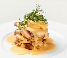 Яйцо Бенедикт с ветчиной из говядины