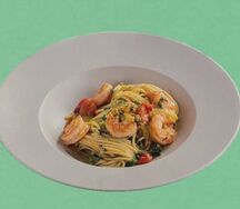 Паста с креветками, черри и брокколи 