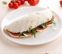 Панини с моцареллой и томатами