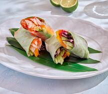 Фреш-ролл с овощами и арахисовым соусом