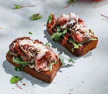 Брускетта с ростбифом