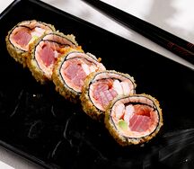 Темпурный ролл с лососем, креветкой и тунцом