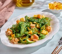 Салат с креветками и манго