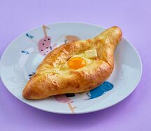 Хачапури по-аджарски с перепелиным яйцом