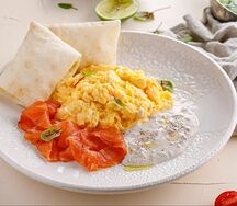 Скрембел с трюфельным соусом и лососем