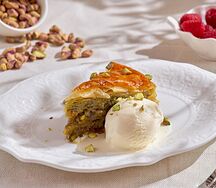 Фисташковая пахлава с мороженым
