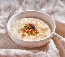 Классическая овсяная каша с ягодами