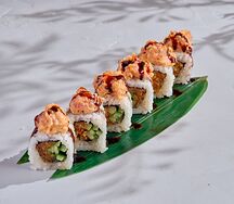 Ролл с кранчем и острым тунцом