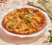 Хачапури с грушей и сыром с плесенью