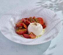 Буррата с томатами и печеным перцем