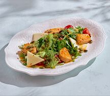 Теплый салат с лососем