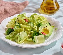 Салат с авокадо и ореховой заправкой