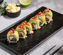 Ролл с авокадо, лососем и тартаром из клубники