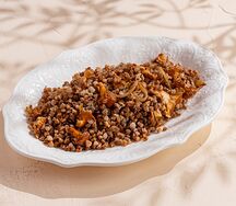 Гречка с сезонными грибами и жареным луком