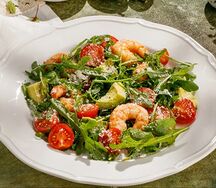 Салат с авокадо, рукколой и креветками