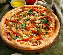 Пицца с курицей и соусом песто