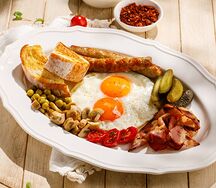 Глазунья с колбасками и беконом