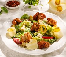 Теплый салат с курицей и копченым сыром сулугуни