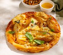 Хачапури с грушей и сыром с плесенью