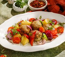 Котлеты из индейки в сливочном соусе с овощами