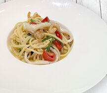 Спагетти с креветками, рукколой, кальмаром и томатами