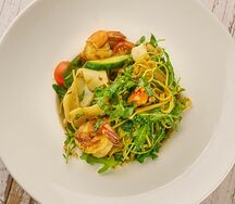 Салат с сыром тофу, креветками и кальмаром