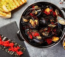 Мидии в сливочной соусе с икрой тобико 