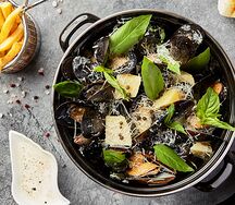 Мидии в сливочном соусе black pepper с пармезаном