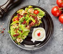 Фирменный салат с креветками